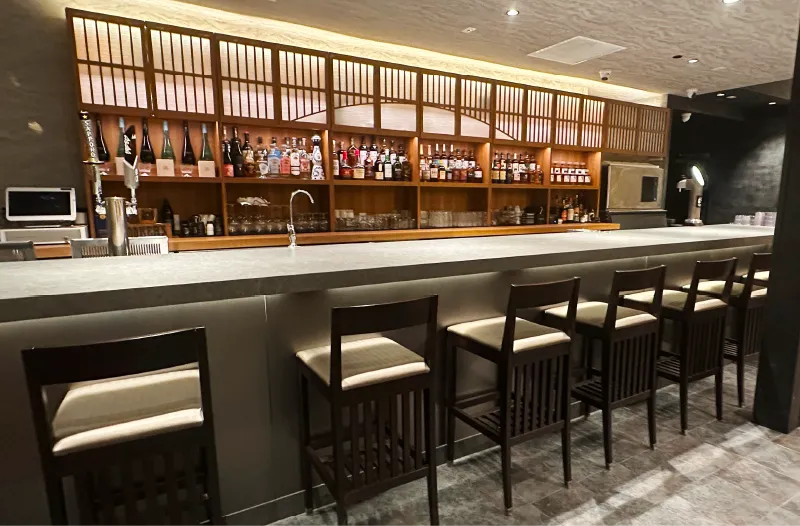 Full bar at Tenkaippin Los Angeles serving Japanese sake, whisky, and cocktails